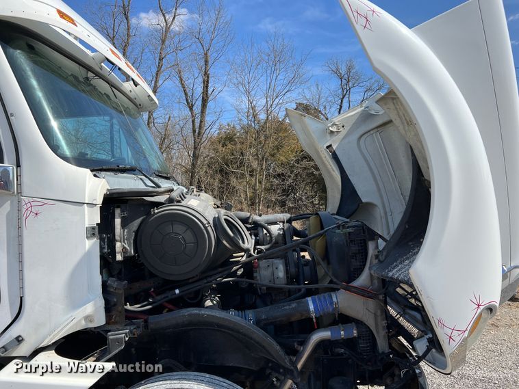 image for item MM9227 2001 Freightliner Columbia  semi truck