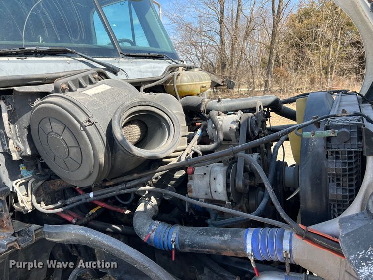 image for item MM9227 2001 Freightliner Columbia  semi truck