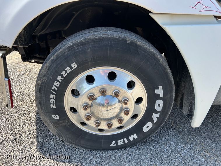 image for item MM9227 2001 Freightliner Columbia  semi truck