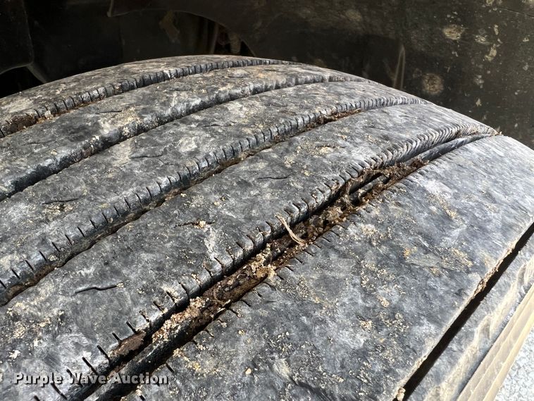 image for item MM9227 2001 Freightliner Columbia  semi truck