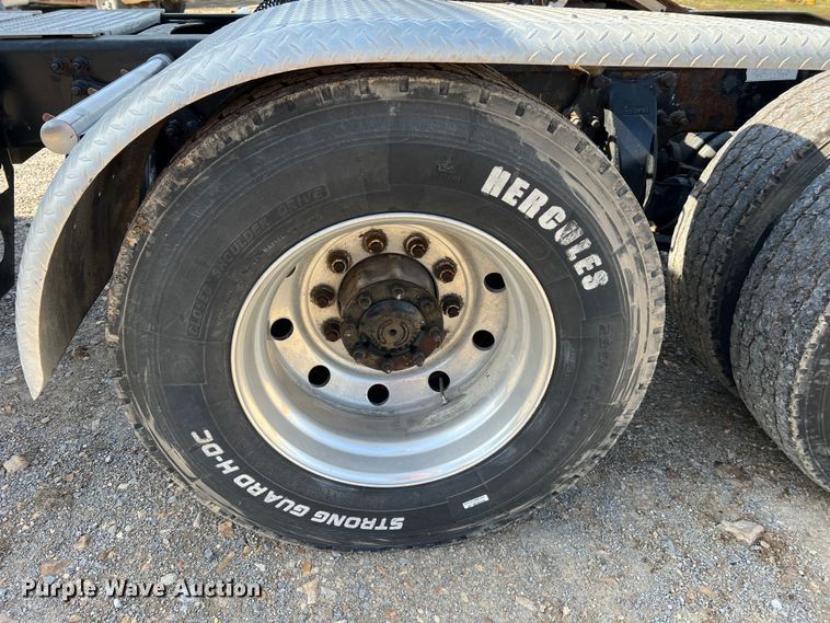 image for item MM9227 2001 Freightliner Columbia  semi truck