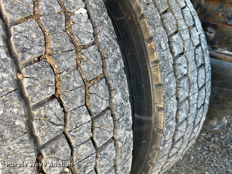 image for item MM9227 2001 Freightliner Columbia  semi truck