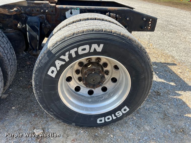 image for item MM9227 2001 Freightliner Columbia  semi truck