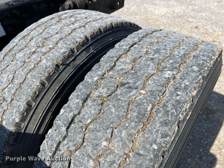 image for item MM9227 2001 Freightliner Columbia  semi truck