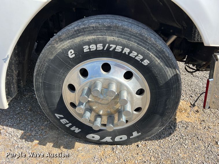 image for item MM9227 2001 Freightliner Columbia  semi truck