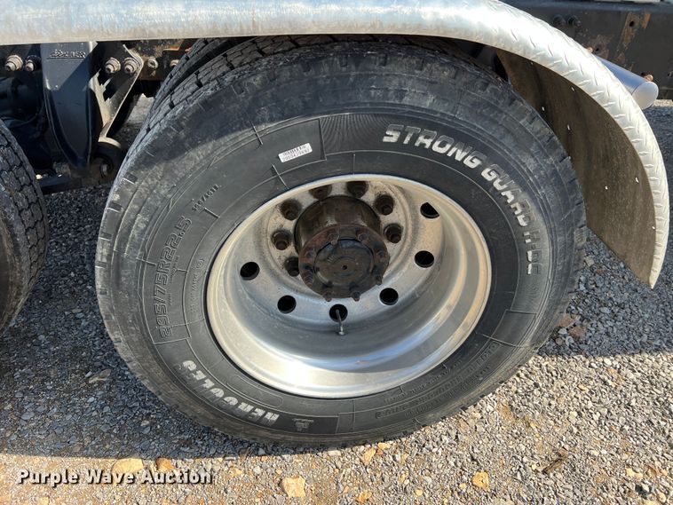 image for item MM9227 2001 Freightliner Columbia  semi truck