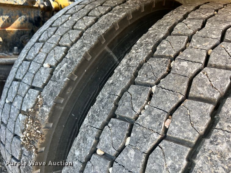 image for item MM9227 2001 Freightliner Columbia  semi truck