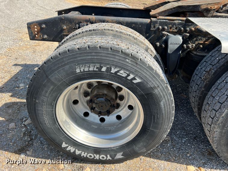 image for item MM9227 2001 Freightliner Columbia  semi truck