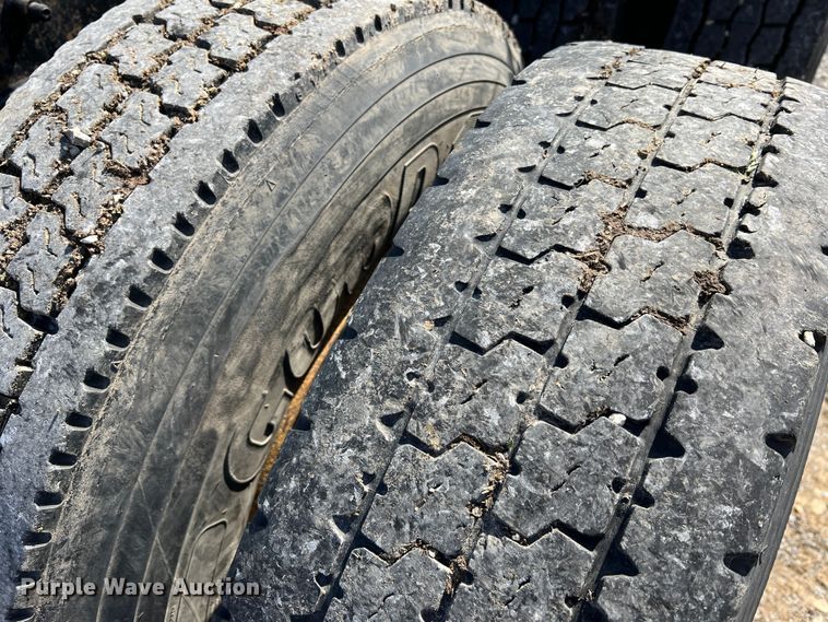 image for item MM9227 2001 Freightliner Columbia  semi truck