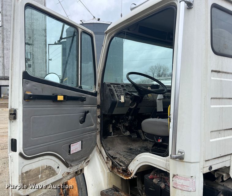 image for item MM9235 1999 Freightliner FL70  truck cab and chassis