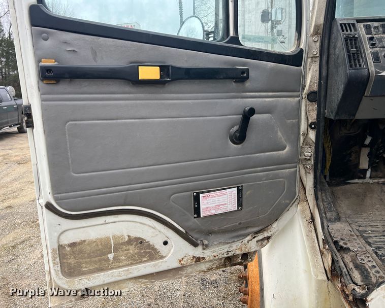 image for item MM9235 1999 Freightliner FL70  truck cab and chassis