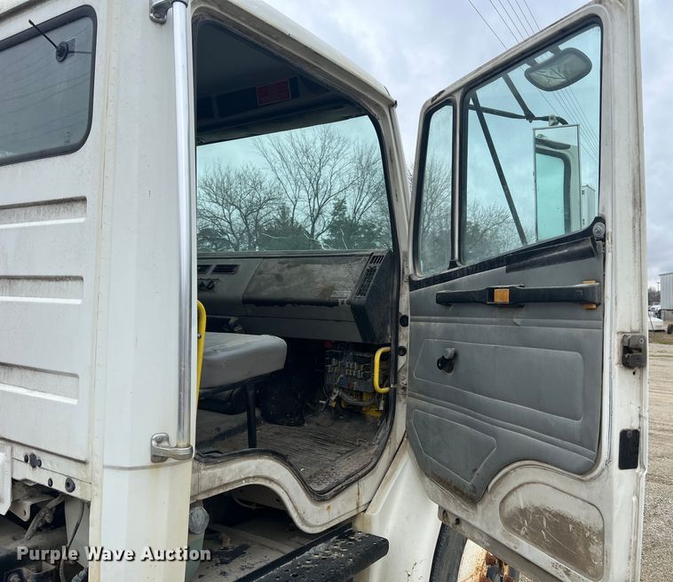 image for item MM9235 1999 Freightliner FL70  truck cab and chassis