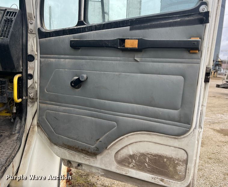 image for item MM9235 1999 Freightliner FL70  truck cab and chassis