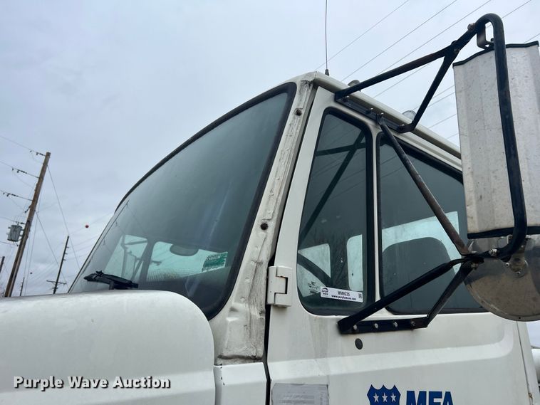 image for item MM9235 1999 Freightliner FL70  truck cab and chassis