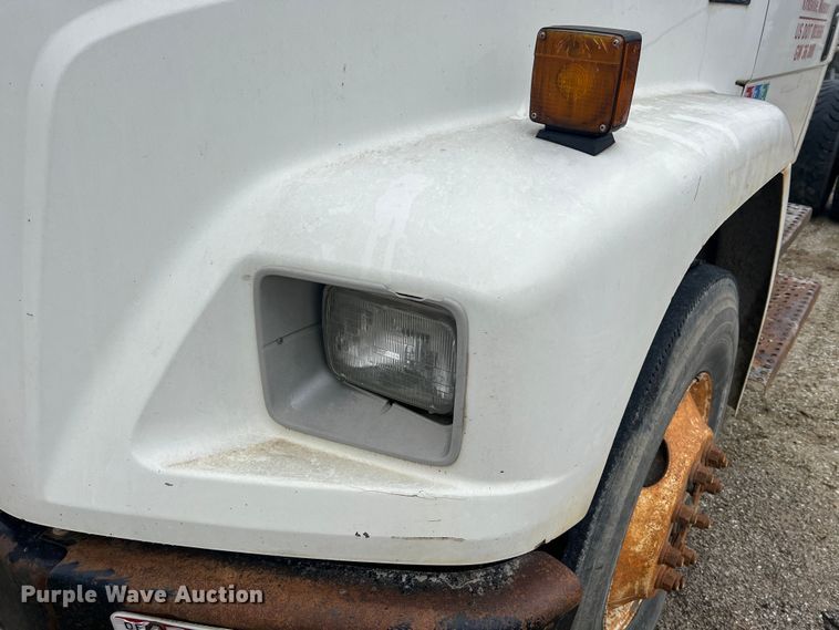 image for item MM9235 1999 Freightliner FL70  truck cab and chassis