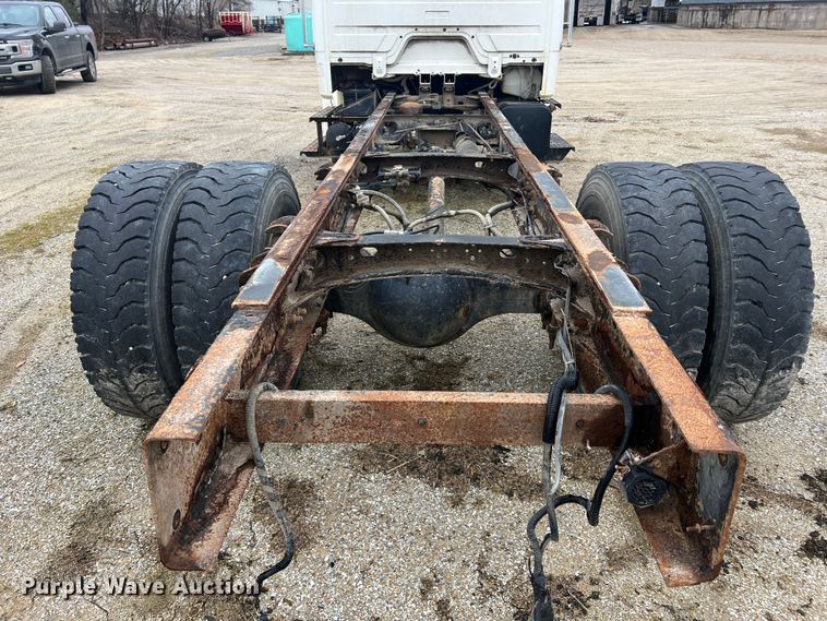 image for item MM9235 1999 Freightliner FL70  truck cab and chassis