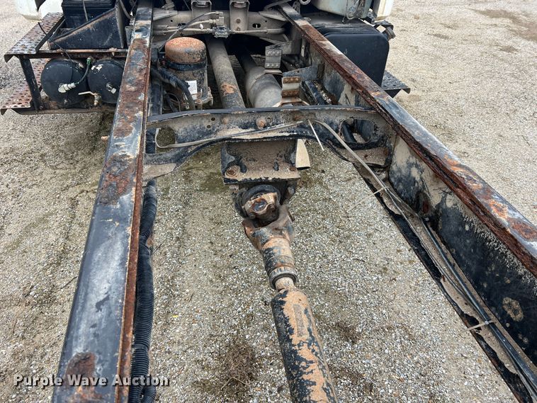 image for item MM9235 1999 Freightliner FL70  truck cab and chassis