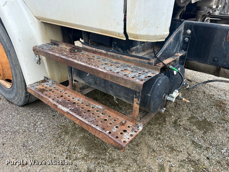 image for item MM9235 1999 Freightliner FL70  truck cab and chassis