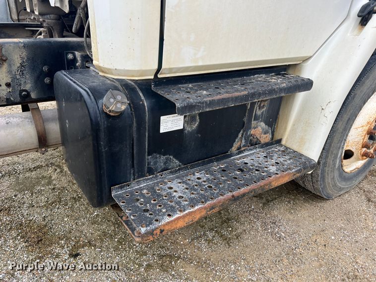 image for item MM9235 1999 Freightliner FL70  truck cab and chassis