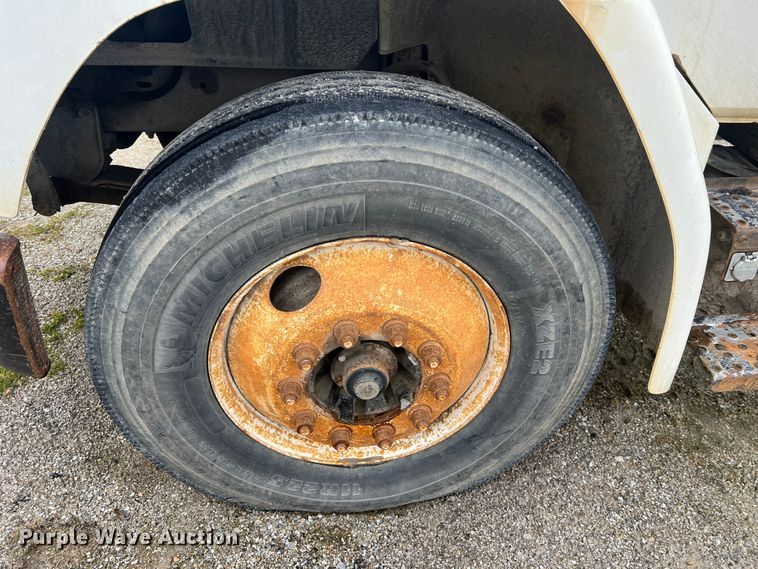 image for item MM9235 1999 Freightliner FL70  truck cab and chassis