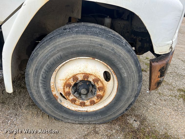 image for item MM9235 1999 Freightliner FL70  truck cab and chassis