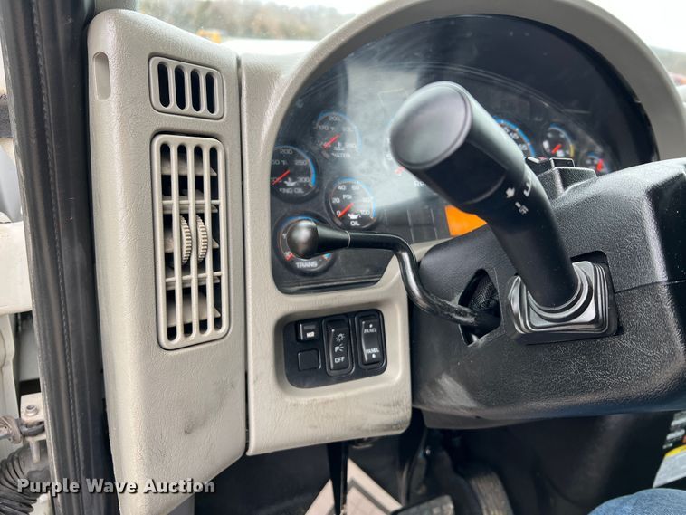 image for item MM9258 2013 International WorkStar  truck cab and chassis