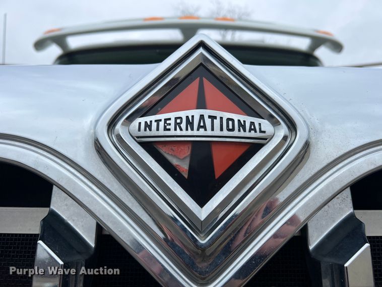 image for item MM9258 2013 International WorkStar  truck cab and chassis