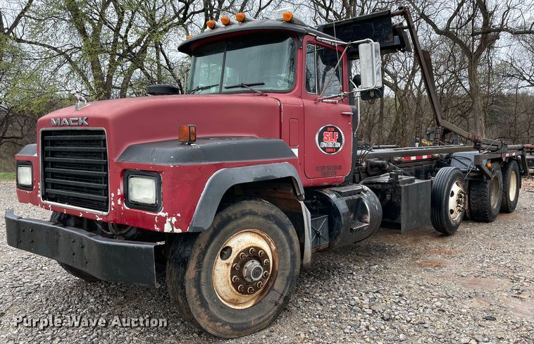 image for item MM9363 2000 Mack RD688S  roll-off container truck