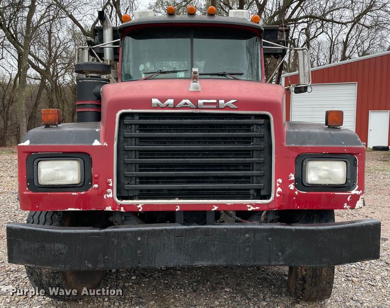 image for item MM9363 2000 Mack RD688S  roll-off container truck