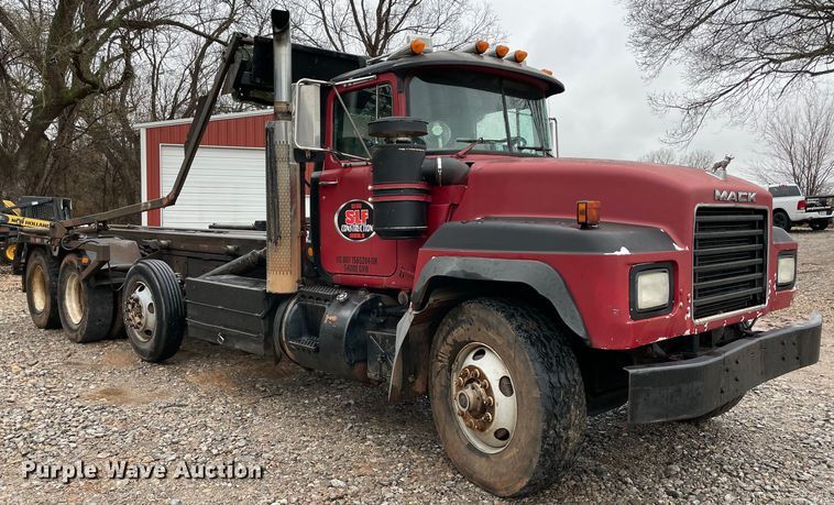 image for item MM9363 2000 Mack RD688S  roll-off container truck