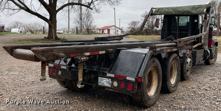 image for item MM9363 2000 Mack RD688S  roll-off container truck