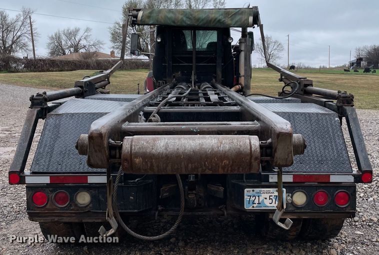 image for item MM9363 2000 Mack RD688S  roll-off container truck