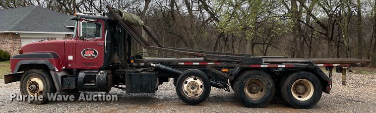 image for item MM9363 2000 Mack RD688S  roll-off container truck