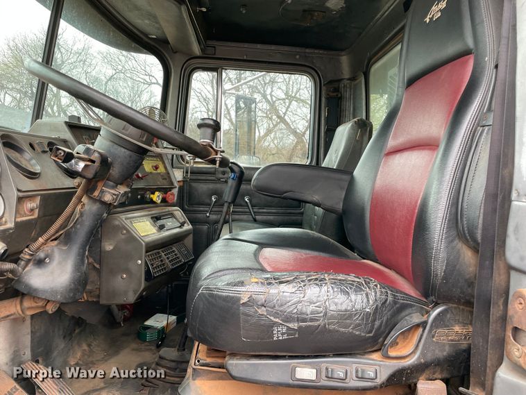 image for item MM9363 2000 Mack RD688S  roll-off container truck