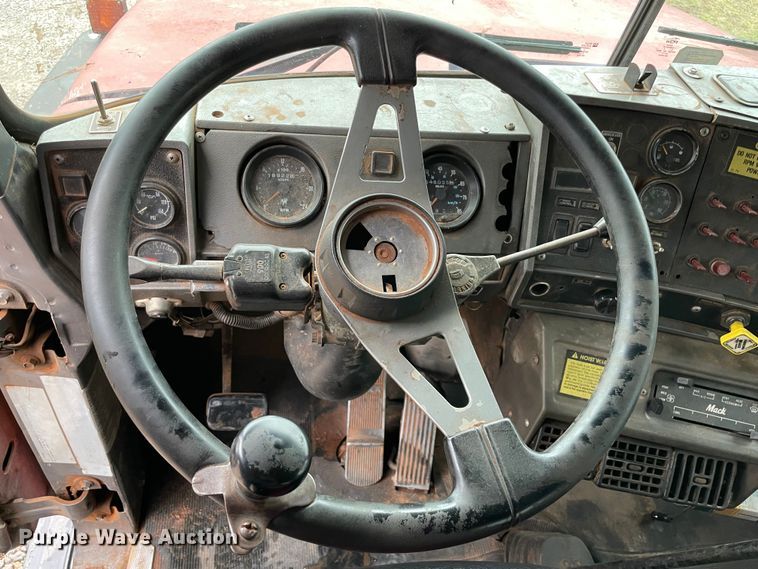 image for item MM9363 2000 Mack RD688S  roll-off container truck