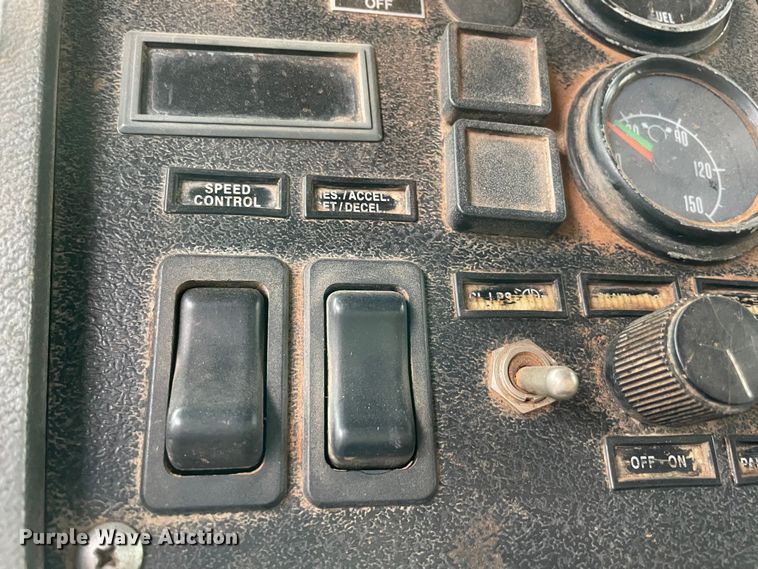 image for item MM9363 2000 Mack RD688S  roll-off container truck