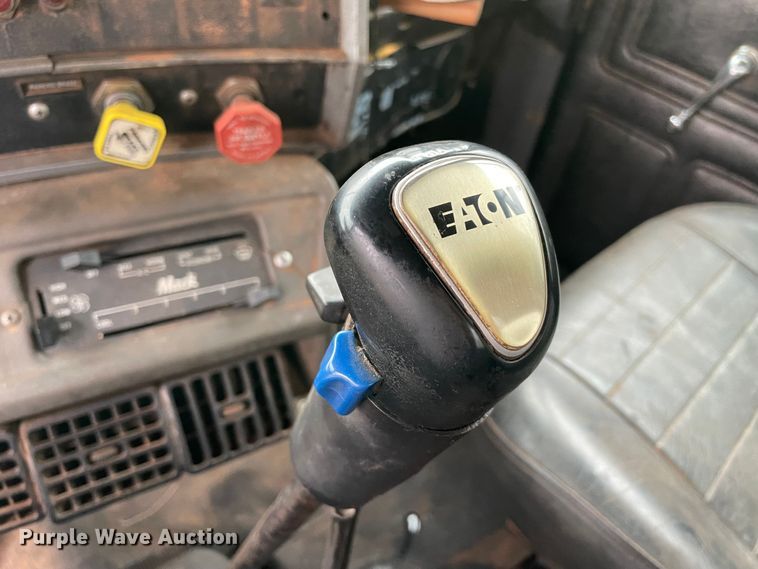 image for item MM9363 2000 Mack RD688S  roll-off container truck