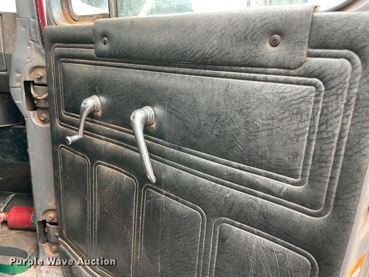 image for item MM9363 2000 Mack RD688S  roll-off container truck