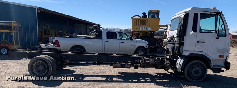 image for item MM9747 2005 UD Nissan UD1800CS  truck cab and chassis