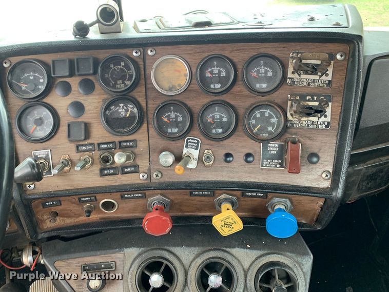 image for item MM9777 1982 Mack RWS754LST  semi truck