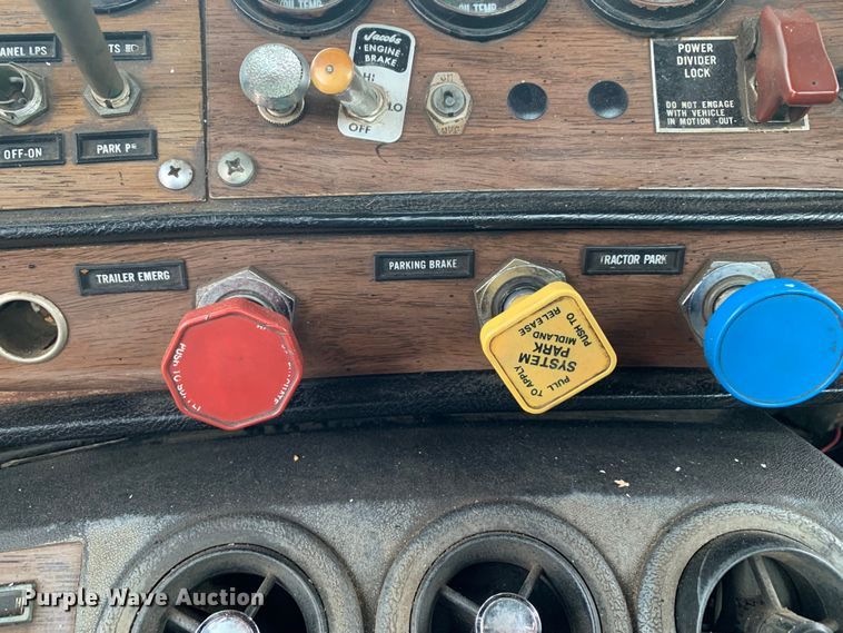 image for item MM9777 1982 Mack RWS754LST  semi truck