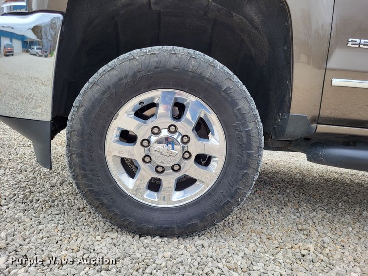 image for item DO3593 2015 Chevrolet Silverado 2500HD  Crew Cab pickup truck