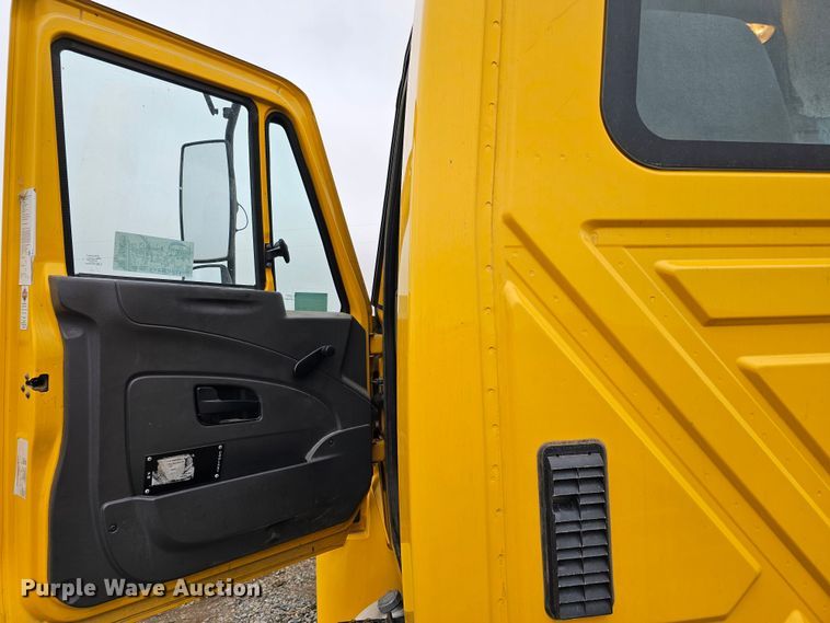 image for item DO4207 2012 International DuraStar 4300  truck cab and chassis