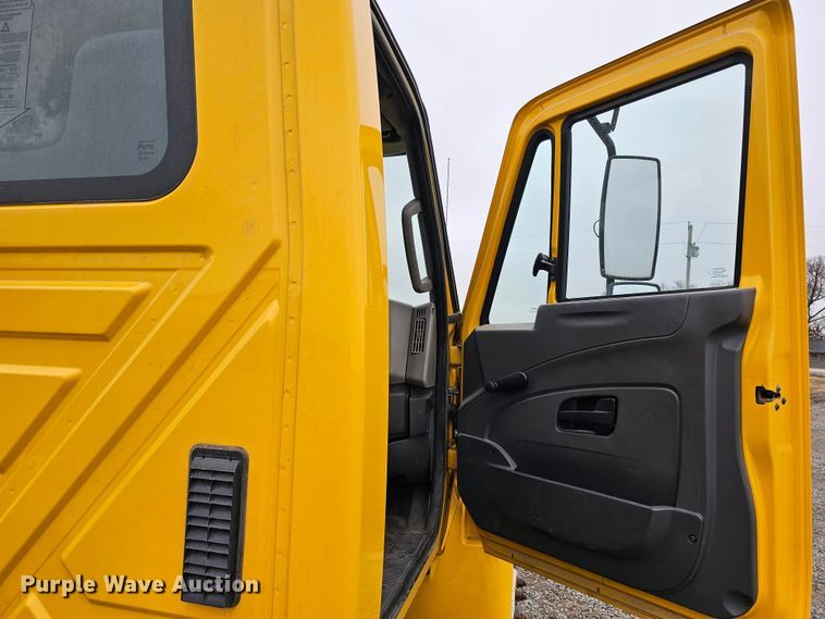 image for item DO4207 2012 International DuraStar 4300  truck cab and chassis