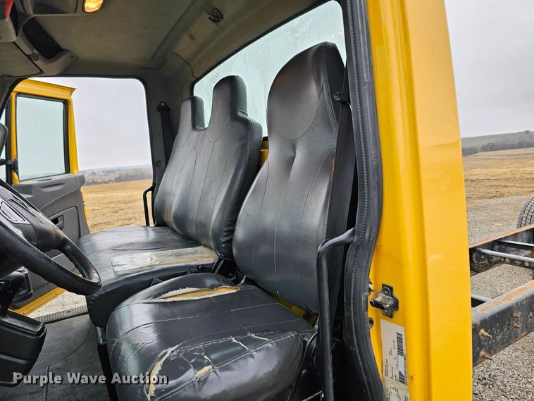 image for item DO4207 2012 International DuraStar 4300  truck cab and chassis