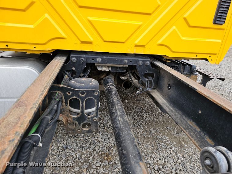 image for item DO4207 2012 International DuraStar 4300  truck cab and chassis