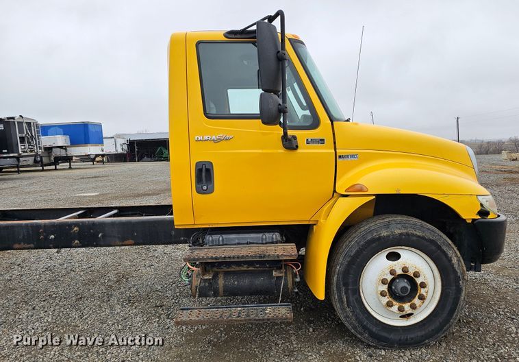 image for item DO4207 2012 International DuraStar 4300  truck cab and chassis