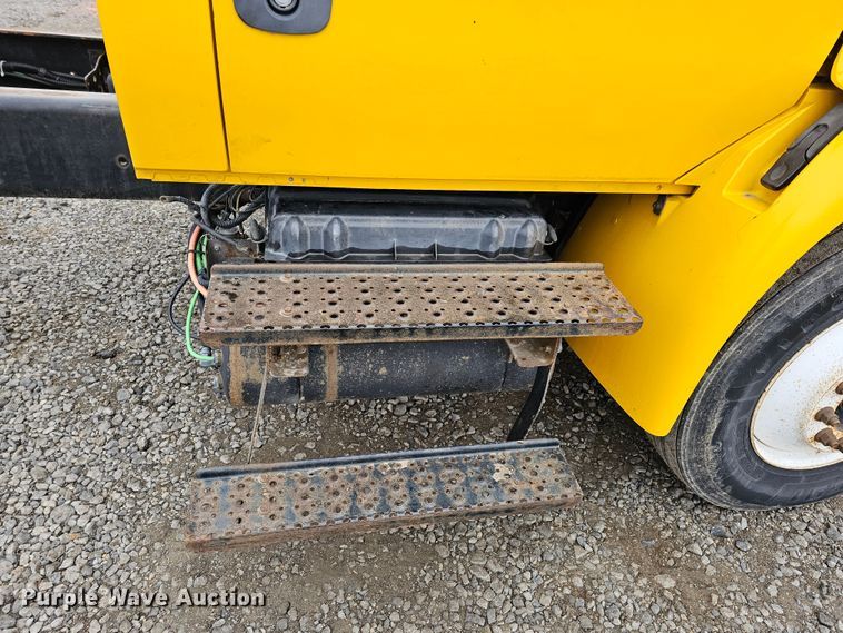 image for item DO4207 2012 International DuraStar 4300  truck cab and chassis