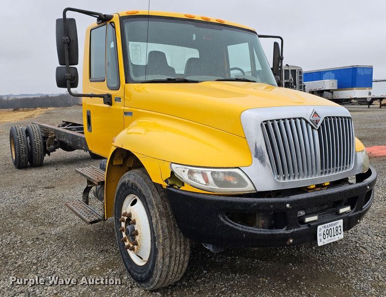 image for item DO4207 2012 International DuraStar 4300  truck cab and chassis