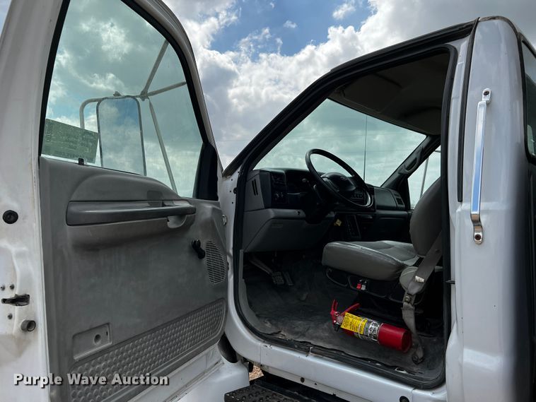 image for item DQ2006 2005 Ford F750 Super Duty XL  flatbed truck